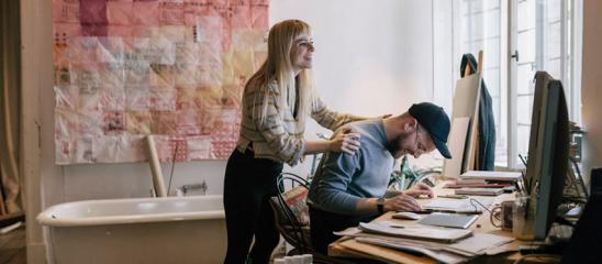 Wie viel kostet eine Wohung: Junges Paar im gemeinsamen Arbeitszimmer