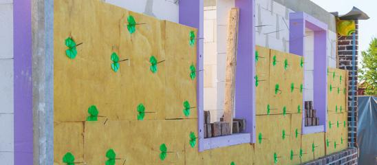 BAFA Förderung: Haus mit halbfertiger Fassadendämmung.