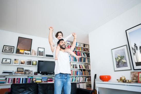 Baukindergeld: Vater mit Tochter, die auf seinen Schultern sitzt