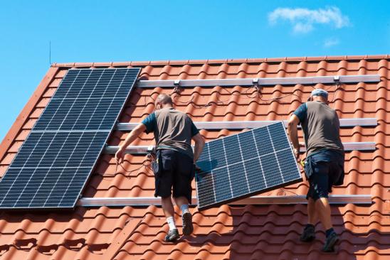 Haussanierung Förderung: Installation einer PV-Anlage