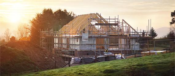 Klimafreundlicher Neubau: Einfamilienhaus im Rohbau