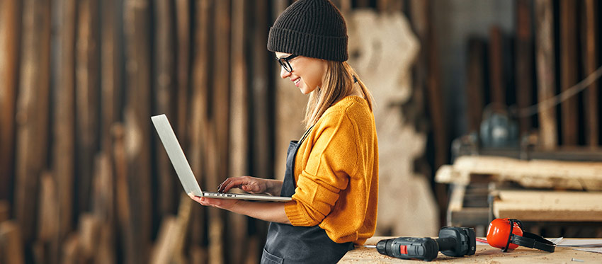 Junge Frau prüft am Computer die Überweisung der Arbeitnehmersparzulage