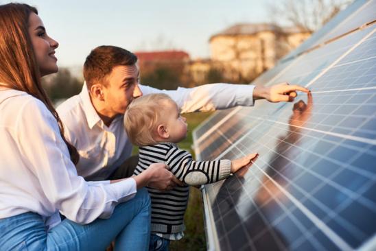 Familie besichtigt neue Solarkollektoren 
