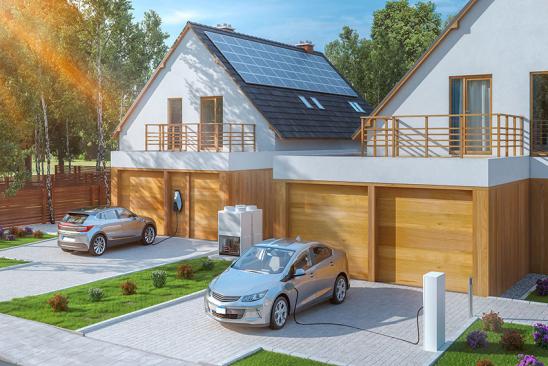 E-Auto vor Haus mit Photovoltaik-Anlage
