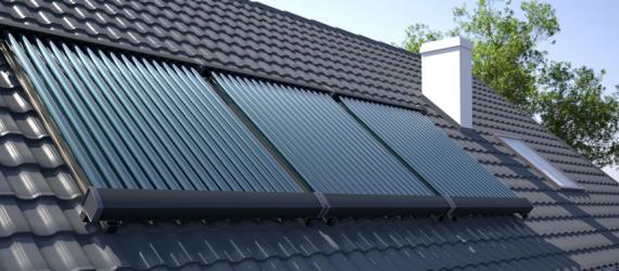Solarthermie: Solarkollektoren auf einem Hausdach