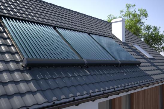 Solarthermie: Solarkollektoren auf einem Hausdach