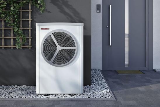 Eine vor dem Haus stehende Wärmepumpe