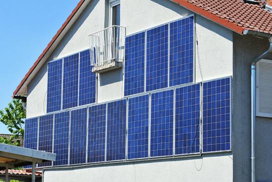 Fassenkollektoren einer Photovoltaik-Anlage