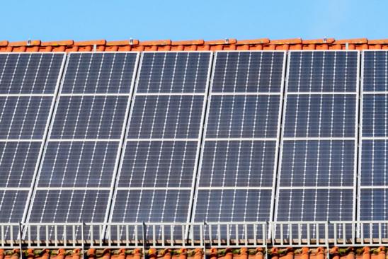Solarkollektoren auf einem Hausdach