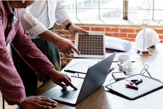 Photovoltaik-Förderung: Alle Möglichkeiten prüfen Beratungsgespräch für eine Photovoltaik-Anlage