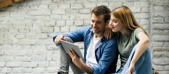 Paar mit Tablet