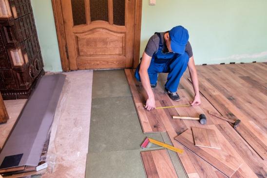Handwerker beim Verlegen von Laminat