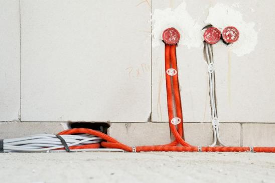 Elektro-Leerdosen und -kabel in einem Rohbau Electrial installation at a construction site