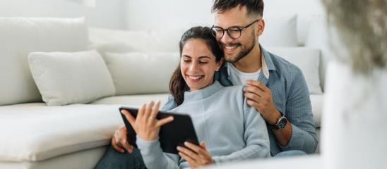 Ein Paar testet den Tilgungsrechner.