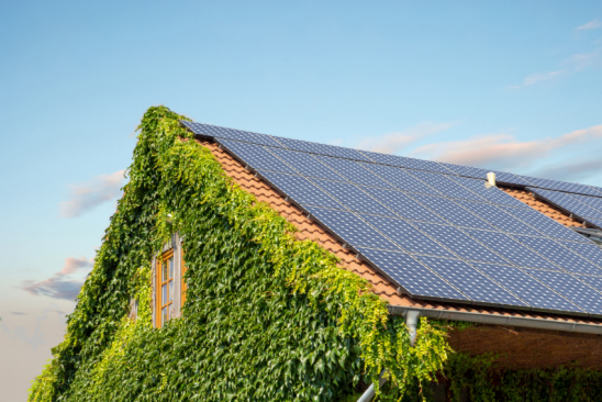 Hausdach mit Solarzellen