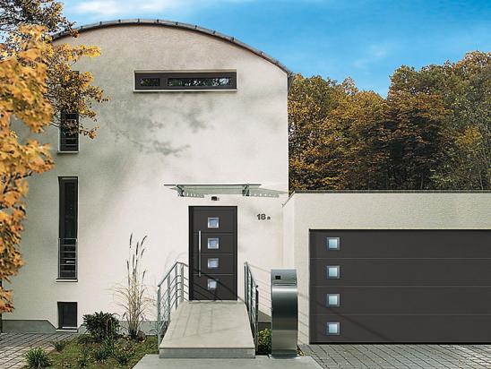 Garage mit Sektionaltor an Wohnhaus