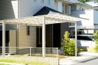 Offener Carport mit vier Pfählen und Schrägdach