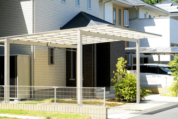 Offener Carport mit vier Pfählen und Schrägdach