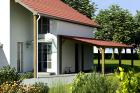 Offener Carport an Hauswand mit schrägem Dach