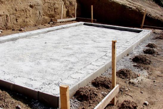 Rechteckiges Stein-Beton-Fundament im Erdreich