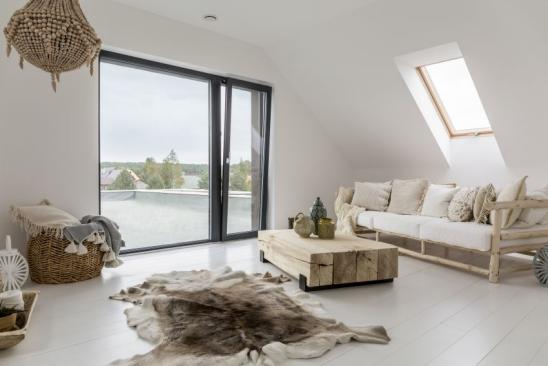 Modern eingerichtete Wohnung im Dachboden mit Fenster zur Dachterrasse