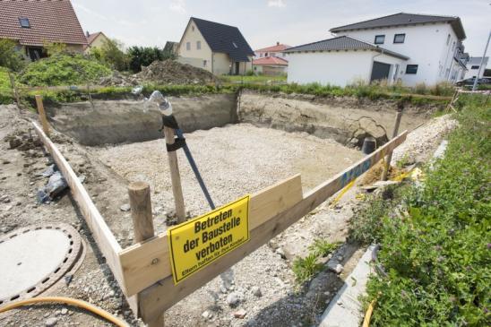 Baugrube mit Hinweisschild "Betreten verboten" 