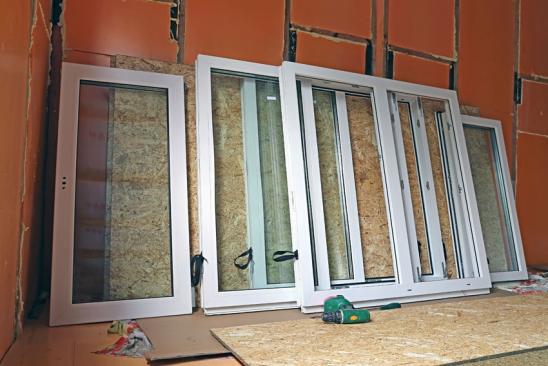 Fertighaus sanieren: Neue Fenster, aufgereiht vor einer Innenwand