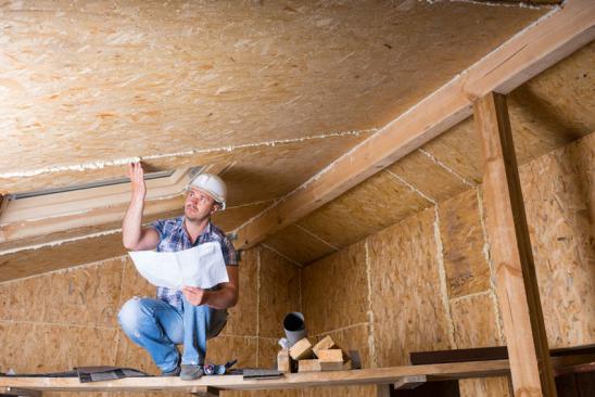 Bauarbeiter prüft Bauausführung im Haus
