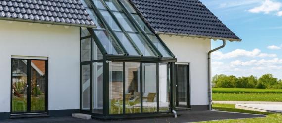 Wintergarten mit anthrazitfarbener Trägerkonstruktion an Einfamilienhaus
