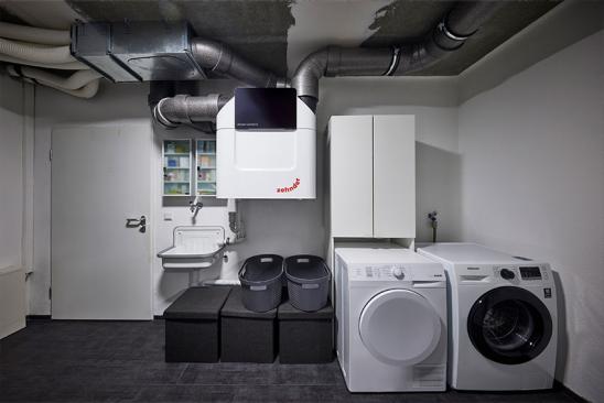 Zentrale Lüftungsanlage in einem Kellerraum