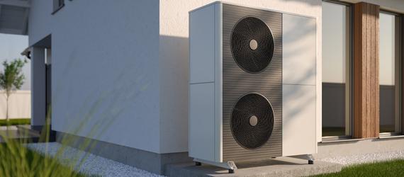 Wärmepumpe an der Außenwand eines Einfamilienhauses