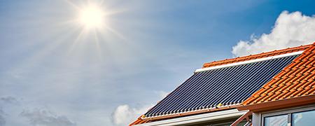 Solarthermie Kosten: Sonne scheint auf Kollektoren
