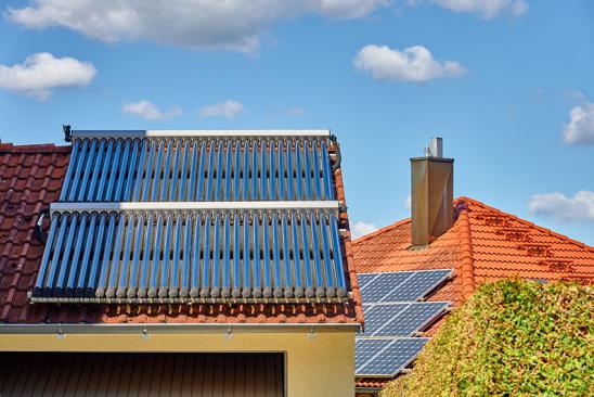 Solarthermie Kosten: Röhrenkollkektoren auf Hausdach
