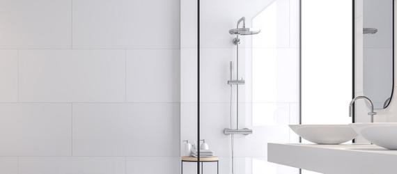 Weißes Bad nach Sanierung