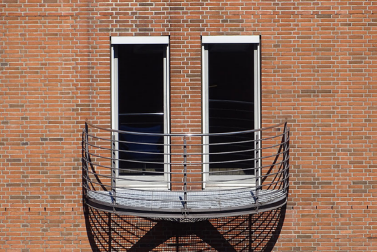 Backstein-Fassade mit kleinem Balkon