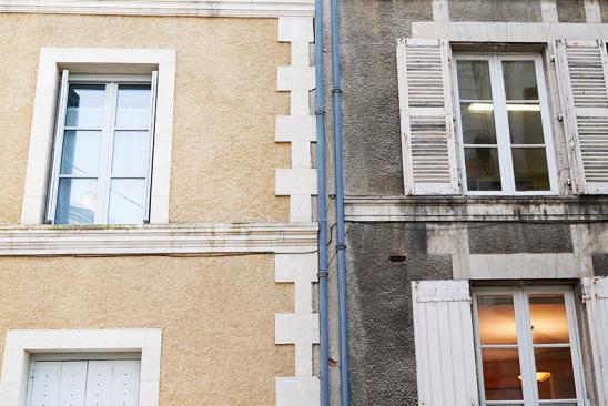 Hausfassade: Linke Hälfte saniert, rechte unsaniert