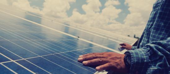 Individueller Sanierungsfahrplan: Mann installiert Photovoltaik