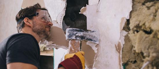 Wanddurchbruch: Mann zertrümmert Trennwand