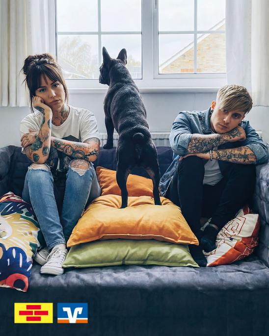 Paar mit Hund in Mietwohnung Insta