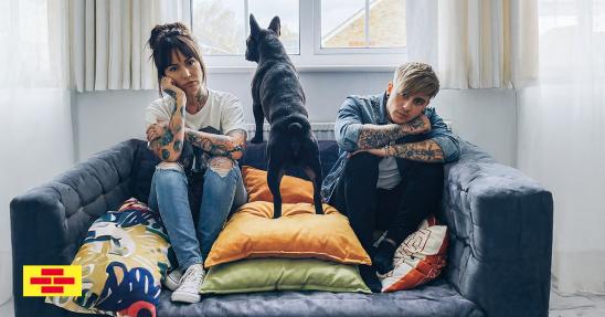 Paar mit Hund in Mietwohnung FB