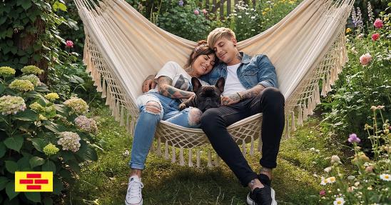 Paar mit Hund in Hängematte FB