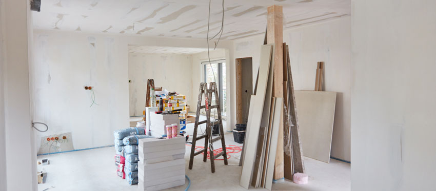 Haus günstig sanieren: Raum mit Utensilien für die Renovierung