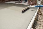 Beton wird auf Terrasse als Bodenbelag angebracht