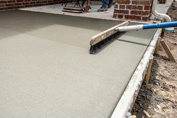 Beton wird auf Terrasse als Bodenbelag angebracht