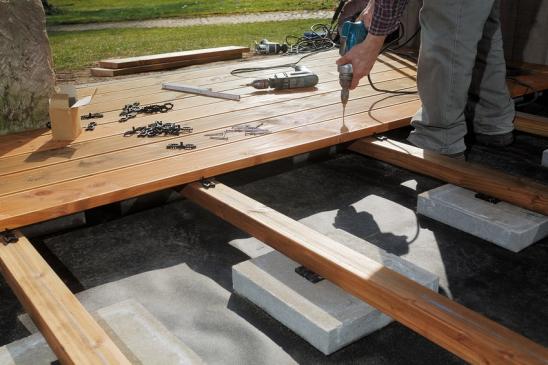 Terrasse mit Holzdielen verlegen