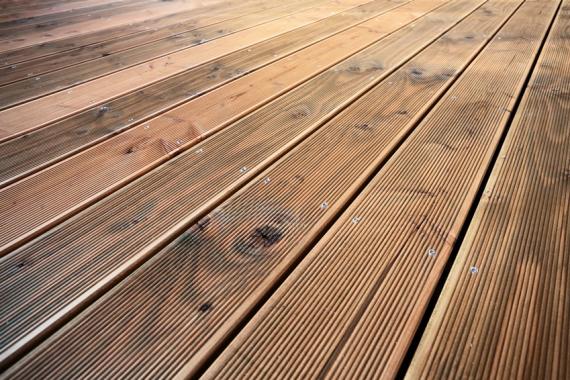 Terrasse umbauen mit Holzdielen