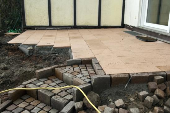 Terrasse sanieren mit Steinplatten und Pflastersteinen