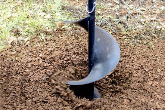 Bohrer dreht sich ins Erdreich