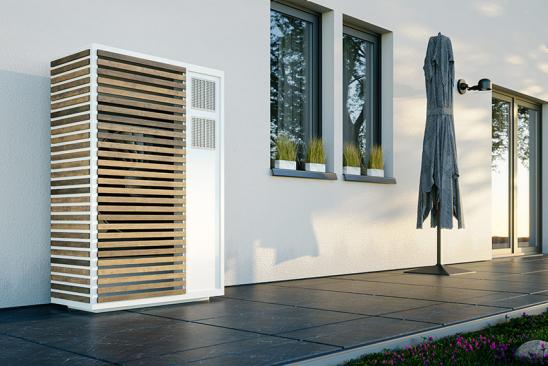 Moderne Wärmepumpe vor Gebäude