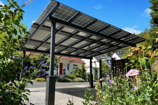 Carport mit integrierten Photovoltaik-Modulen